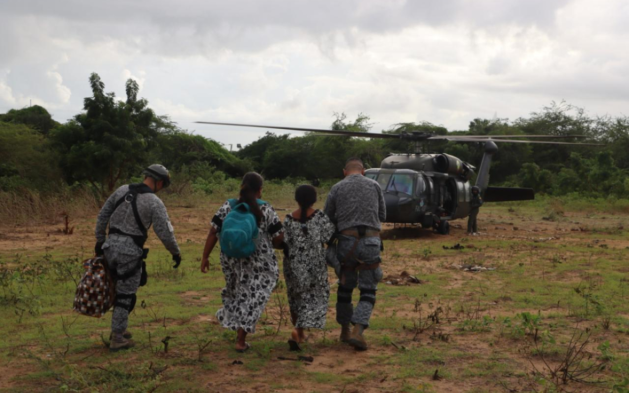 Niños y adolescentes son evacuados por la Fuerza Aeroespacial Colombiana en la Guajira