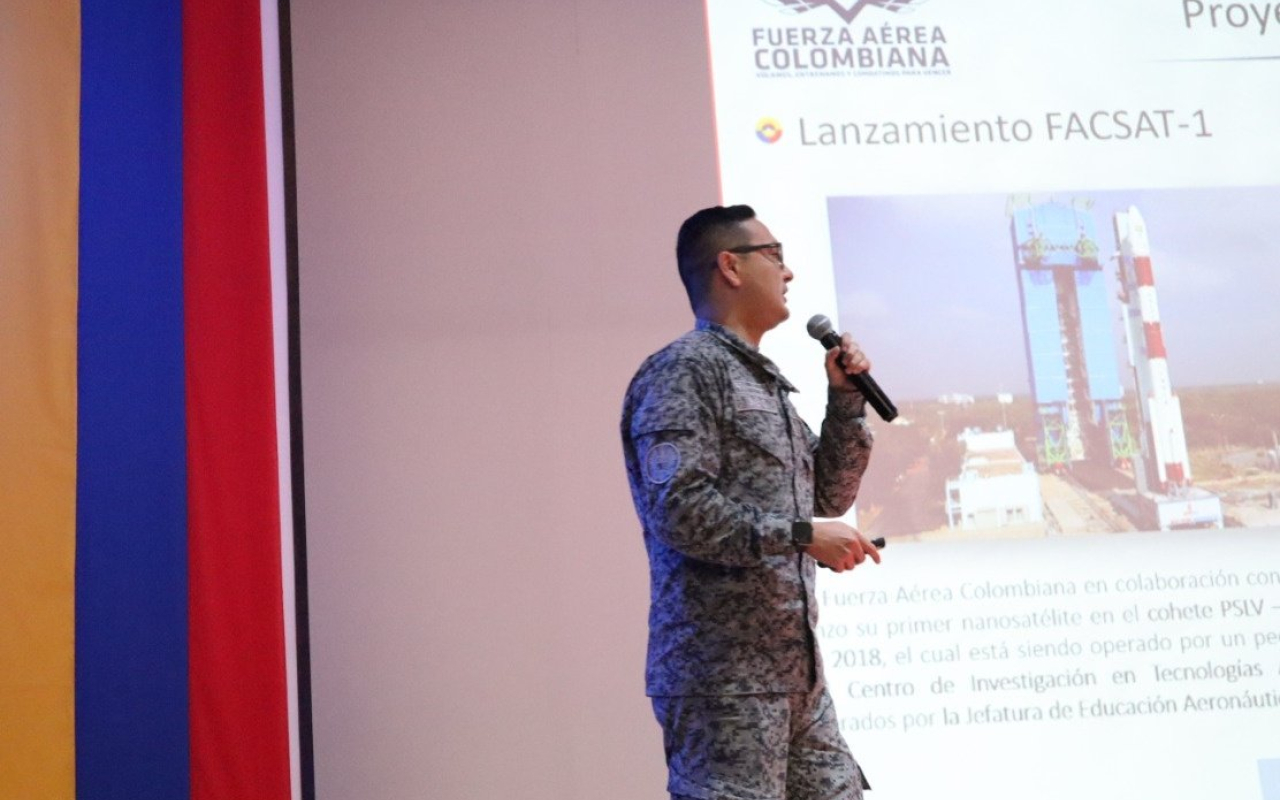 Alto mando asiste a primer seminario de capacidades espaciales de su Fuerza Aérea Colombiana
