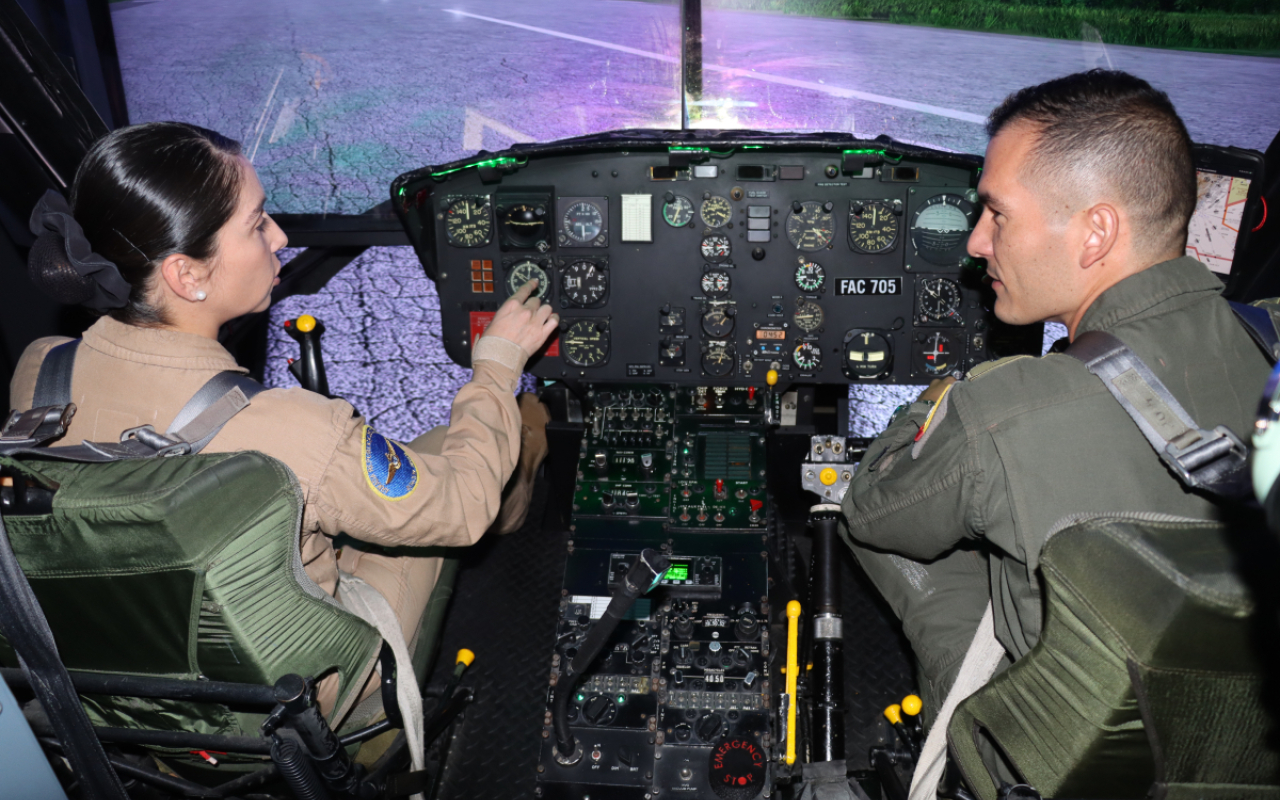 Nuevos instructores de vuelo por instrumentos hacia la excelencia en la aviación militar