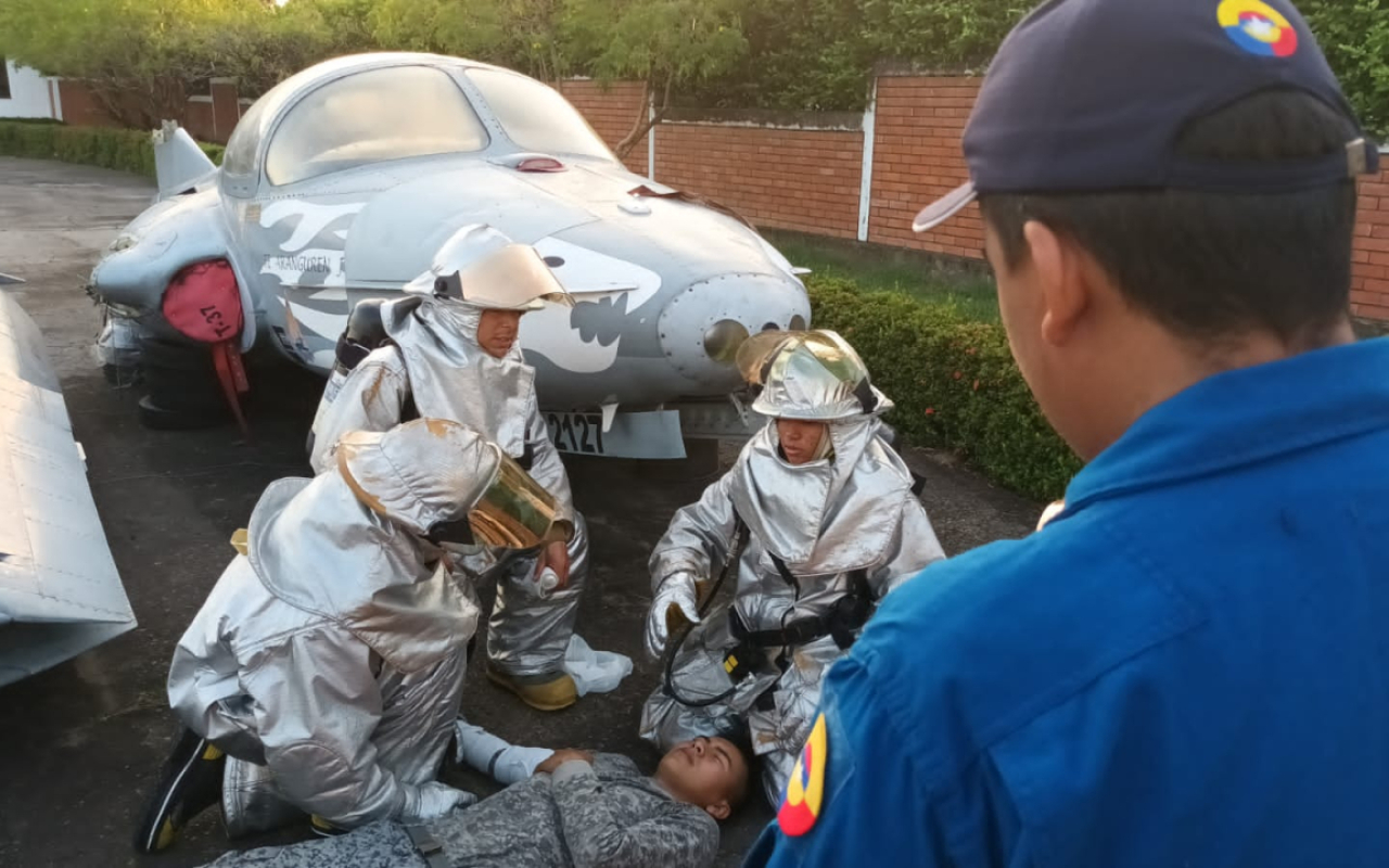 Éxito en el curso básico de bomberos militares: Soldados de aviación fortalecen sus habilidades para garantizar la seguridad aérea en el Casanare