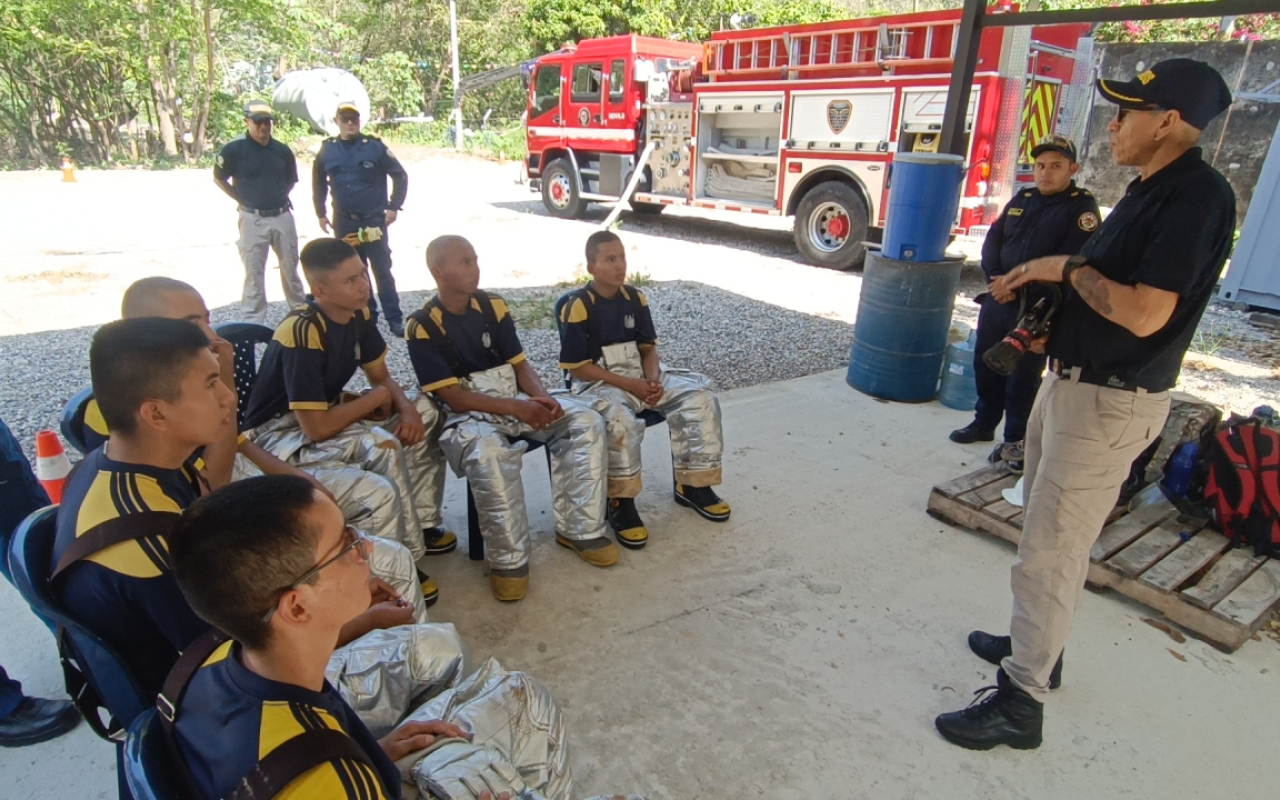 Éxito en el curso básico de bomberos militares: Soldados de aviación fortalecen sus habilidades para garantizar la seguridad aérea en el Casanare