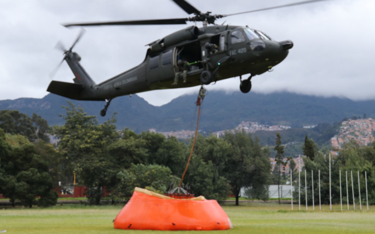 Fuerza Aeroespacial combate incendios en los Cerros Orientales de Bogotá
