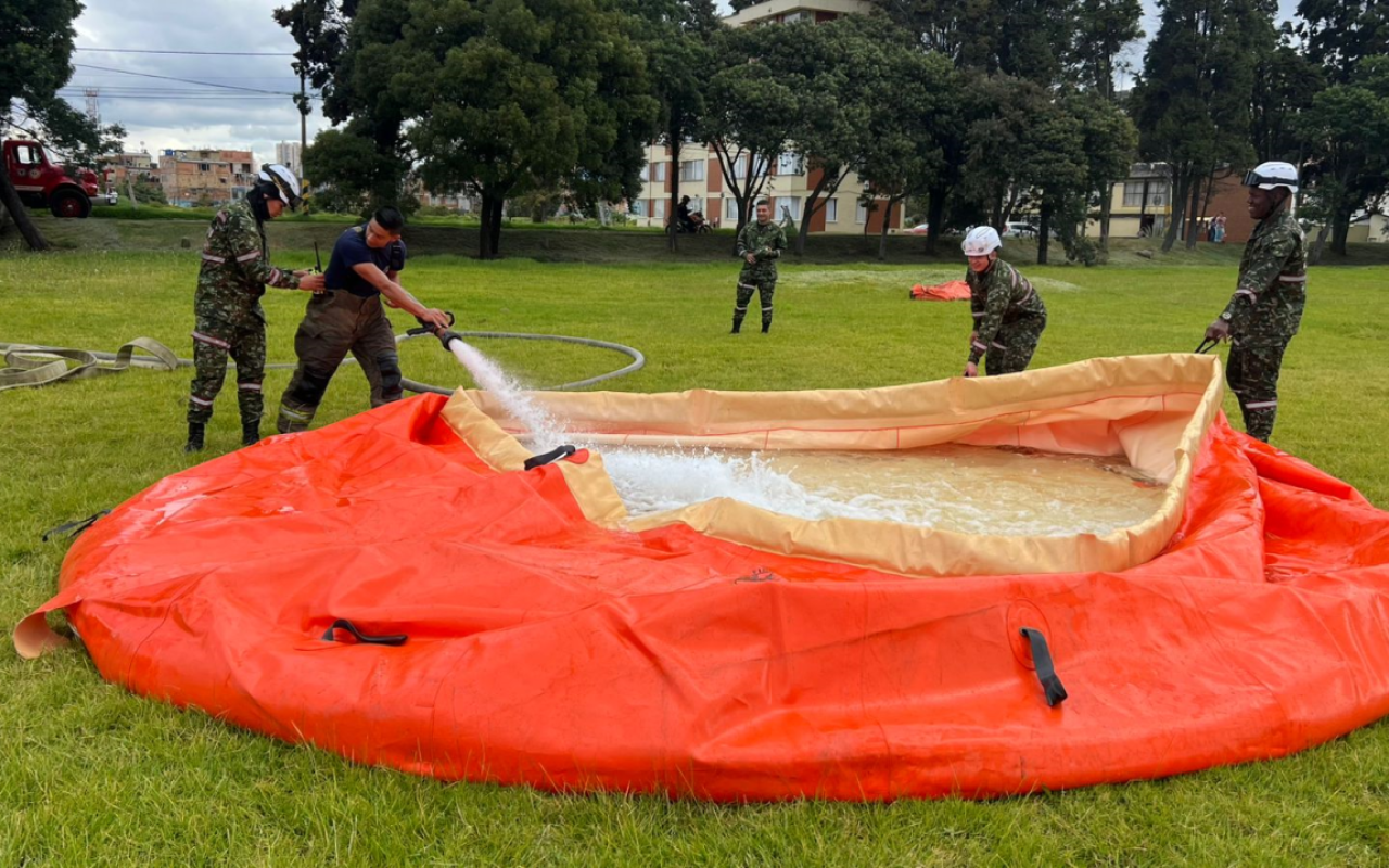 Fuerza Aeroespacial combate incendios en los Cerros Orientales de Bogotá