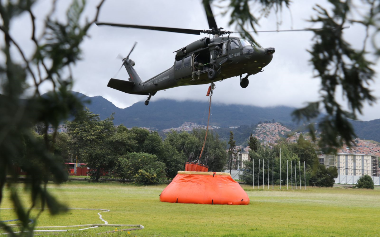 Fuerza Aeroespacial combate incendios en los Cerros Orientales de Bogotá
