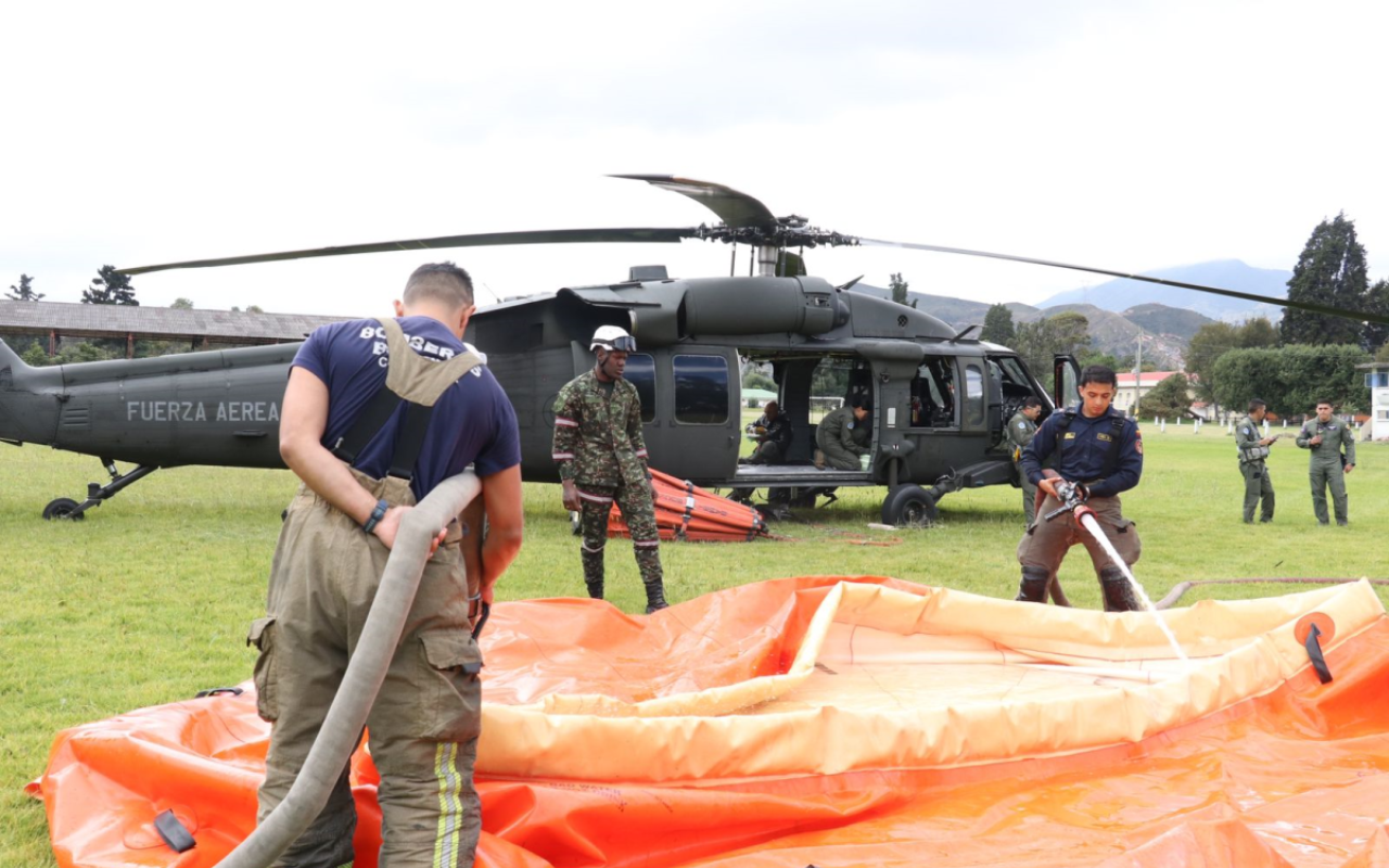 Fuerza Aeroespacial combate incendios en los Cerros Orientales de Bogotá