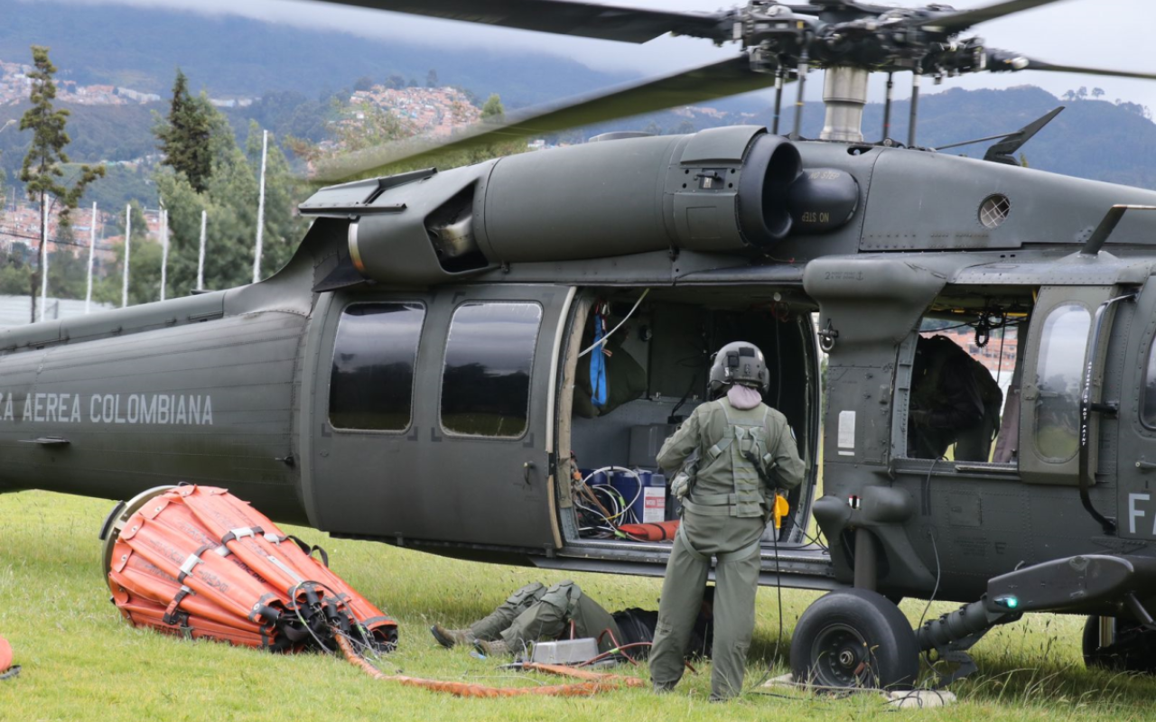 Fuerza Aeroespacial combate incendios en los Cerros Orientales de Bogotá