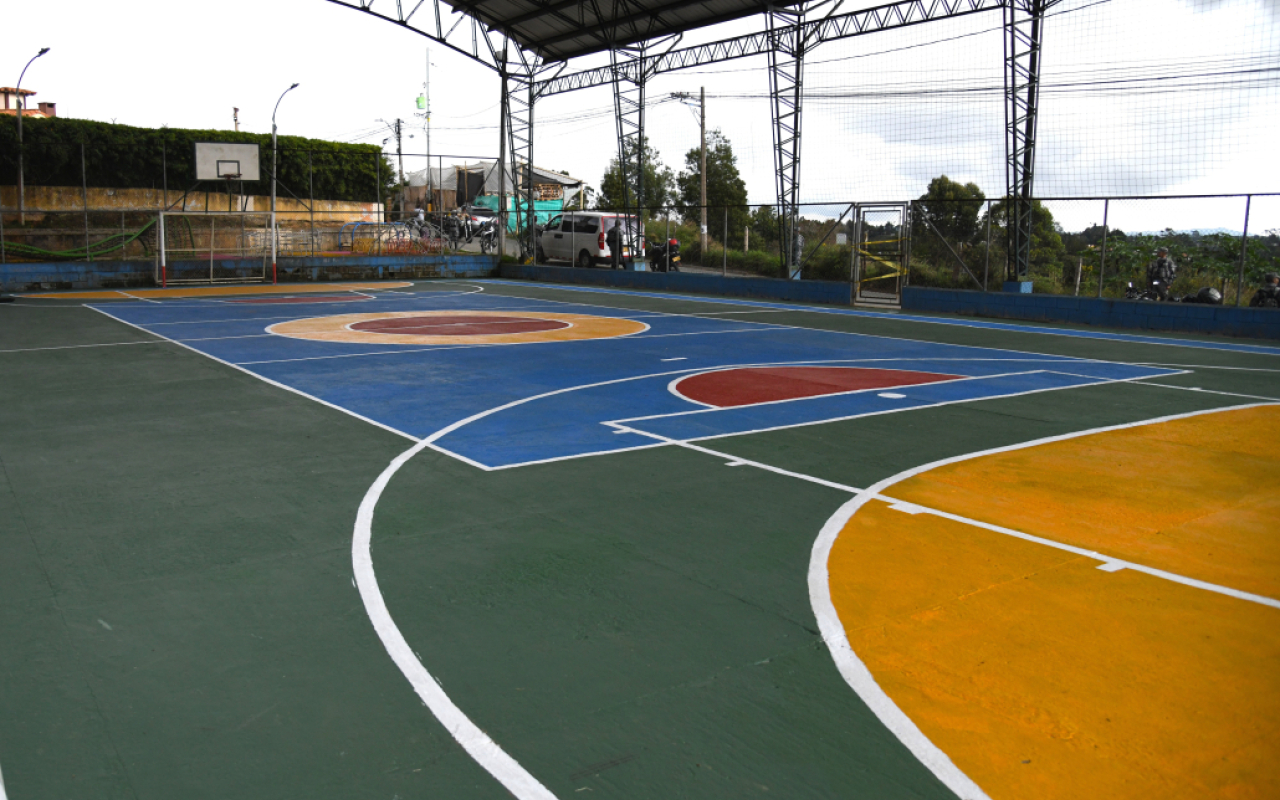 Fuerza Aeroespacial mejora polideportivo a través de campaña “Adopta un Parque”