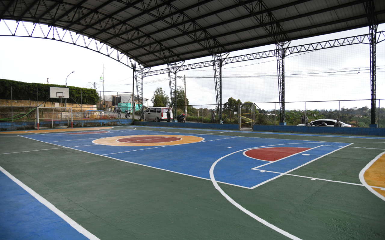 Fuerza Aeroespacial mejora polideportivo a través de campaña “Adopta un Parque”