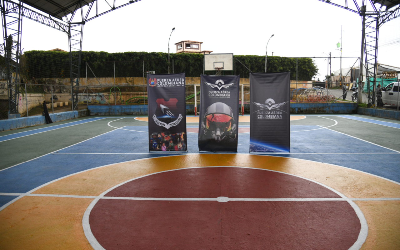 Fuerza Aeroespacial mejora polideportivo a través de campaña “Adopta un Parque”