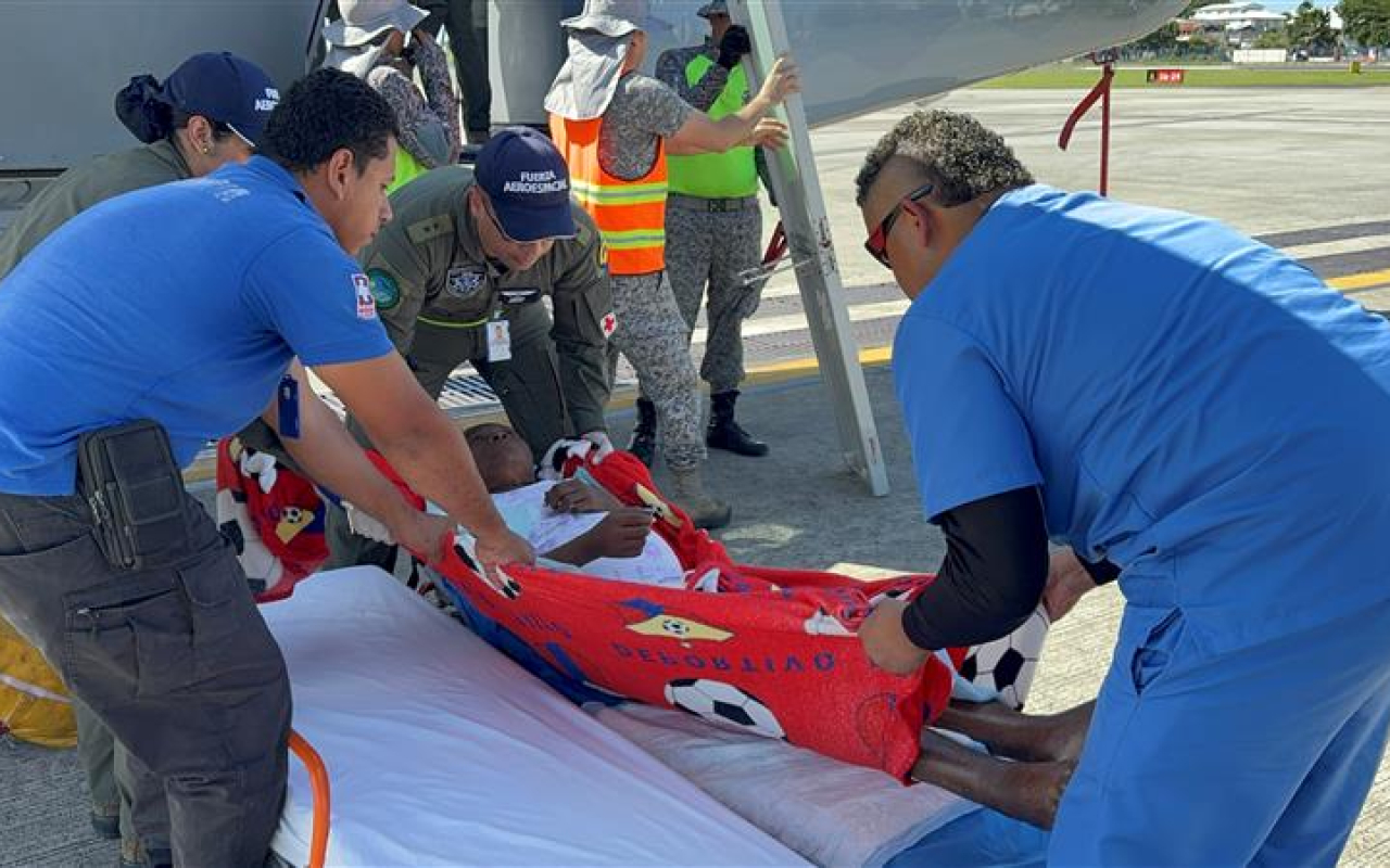 Mujer con complicaciones cardiacas es trasladada en avión medicalizado