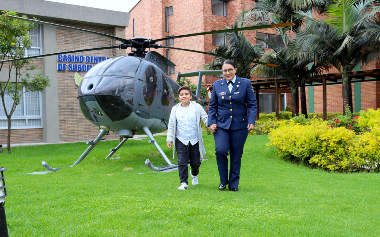 Madre, Suboficial y primera Inspectora Técnica de Mantenimiento en la Fuerza Aérea Colombiana