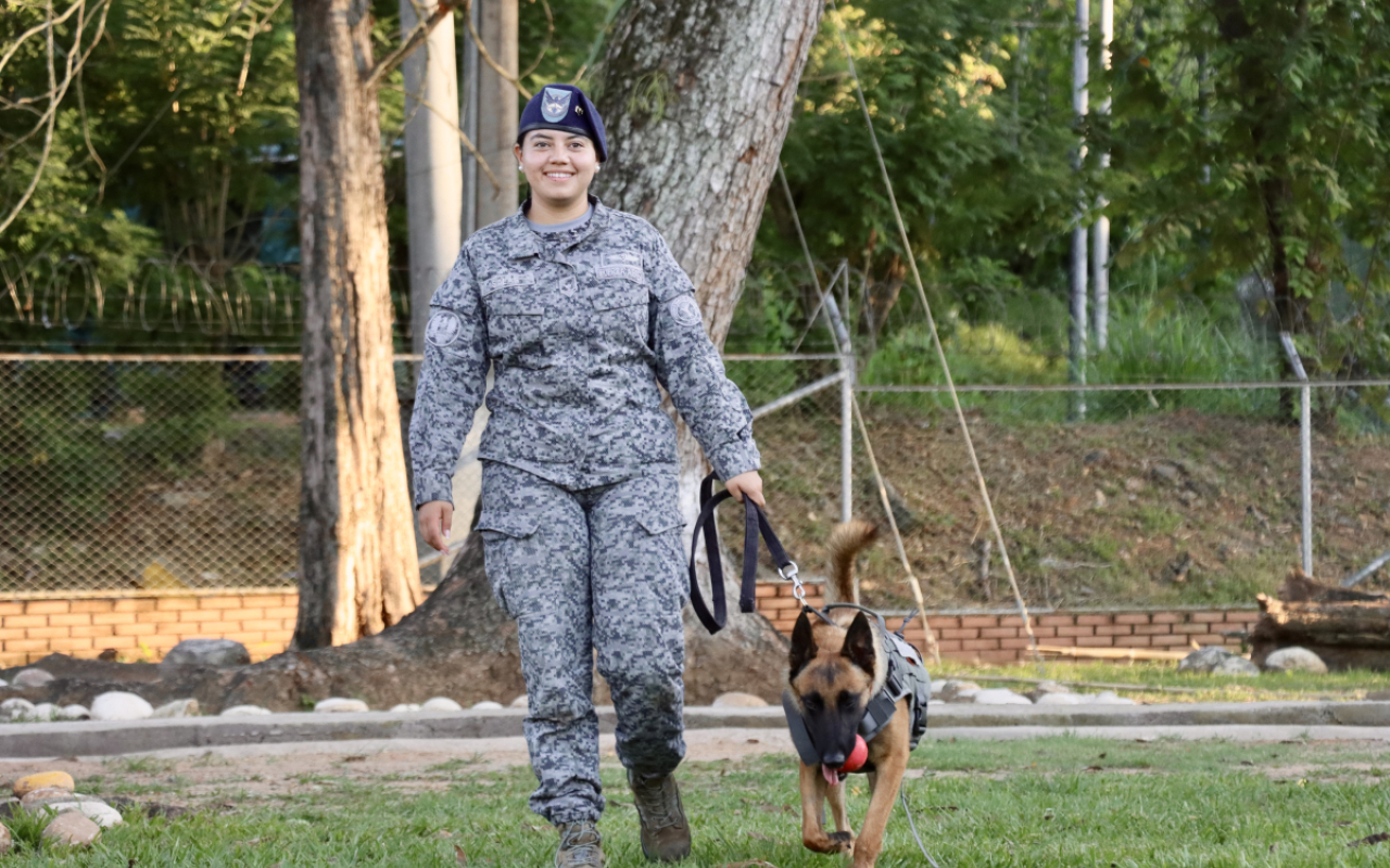 Seguridad y lealtad: la dupla perfecta entre Leif y su guía canino