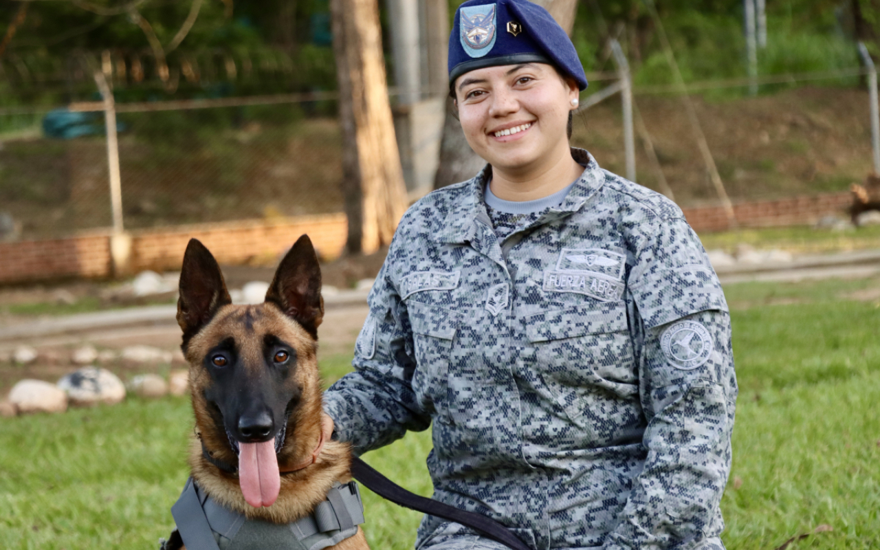 Seguridad y lealtad: la dupla perfecta entre Leif y su guía canino