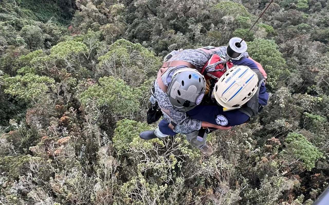 Helicóptero de la FAC apoya operaciones de rescate en Urrao