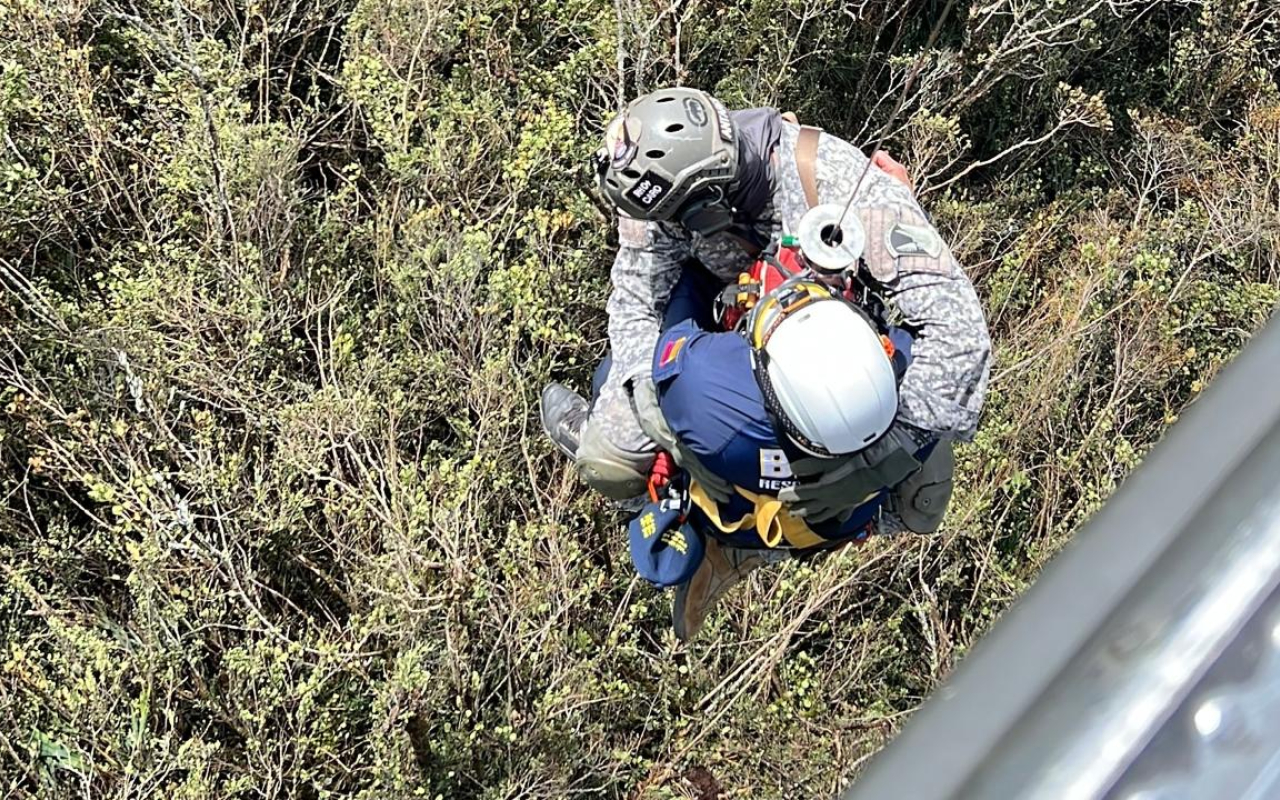 Helicóptero de la FAC apoya operaciones de rescate en Urrao
