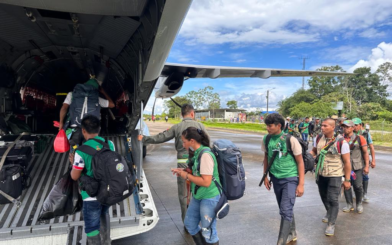 Indígenas de diferentes regiones llegan a Guaviare en aeronave de su Fuerza Aérea 