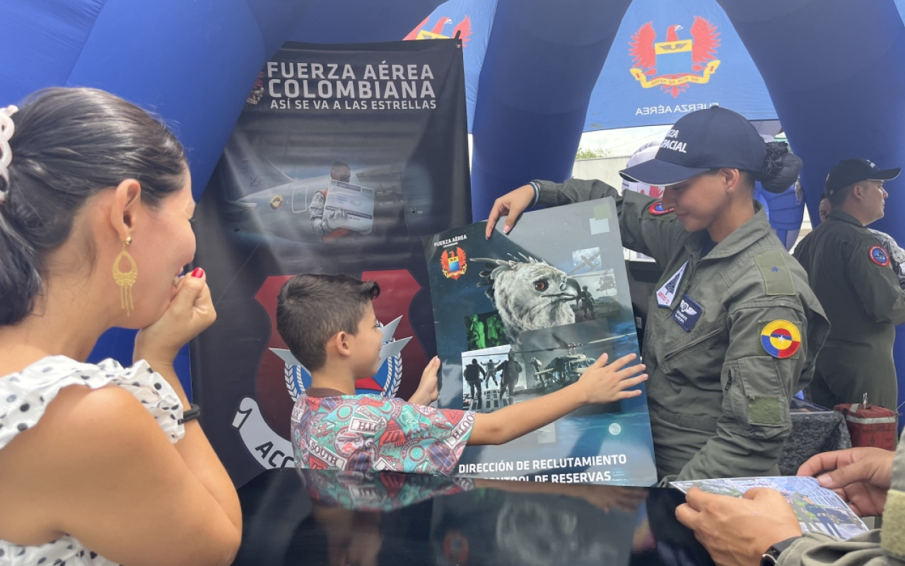 Junto a los habitantes del centro de La Dorada, Caldas se conmemoró los 104 años de la Fuerza Aeroespacial Colombiana 