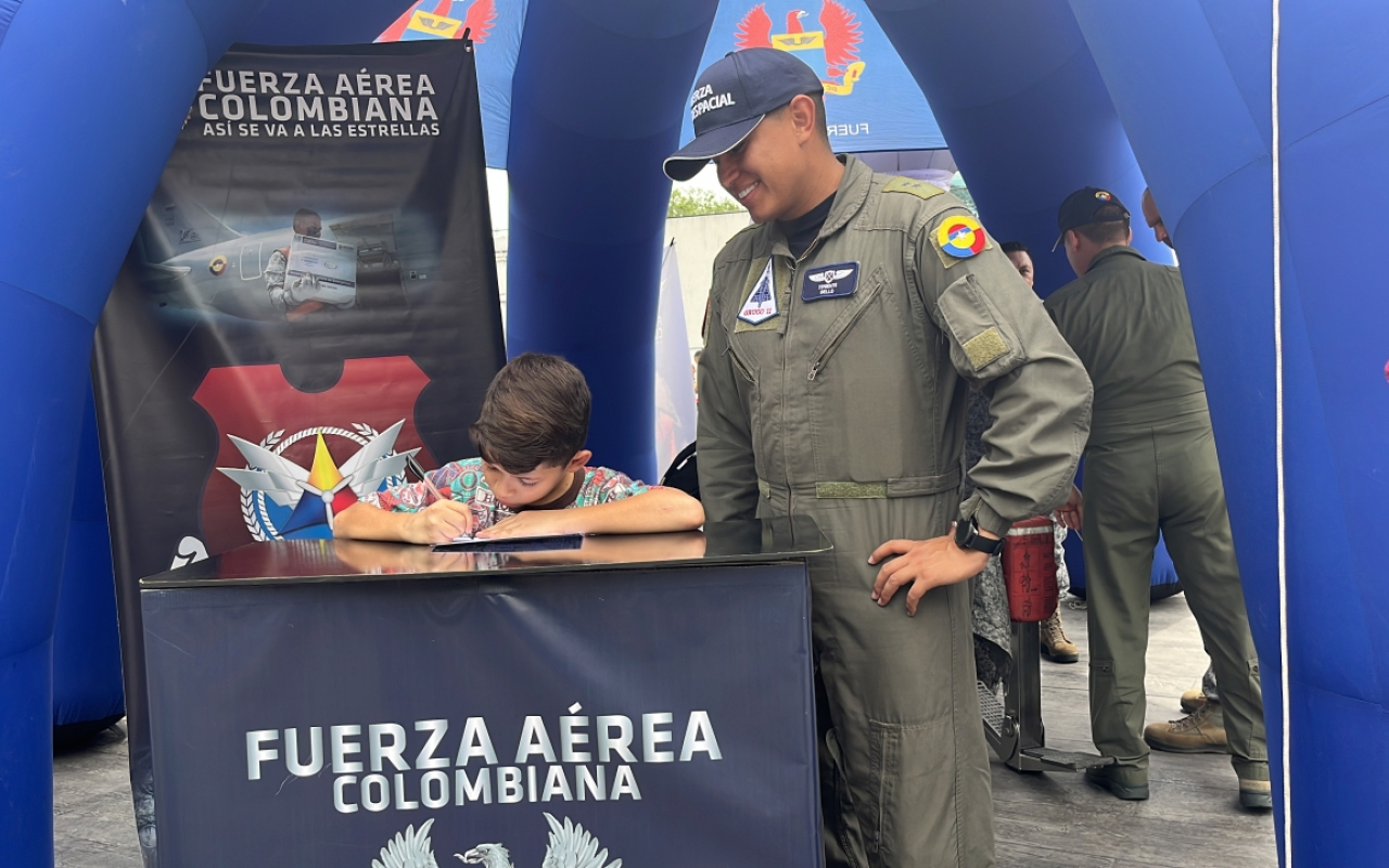 Junto a los habitantes del centro de La Dorada, Caldas se conmemoró los 104 años de la Fuerza Aeroespacial Colombiana 