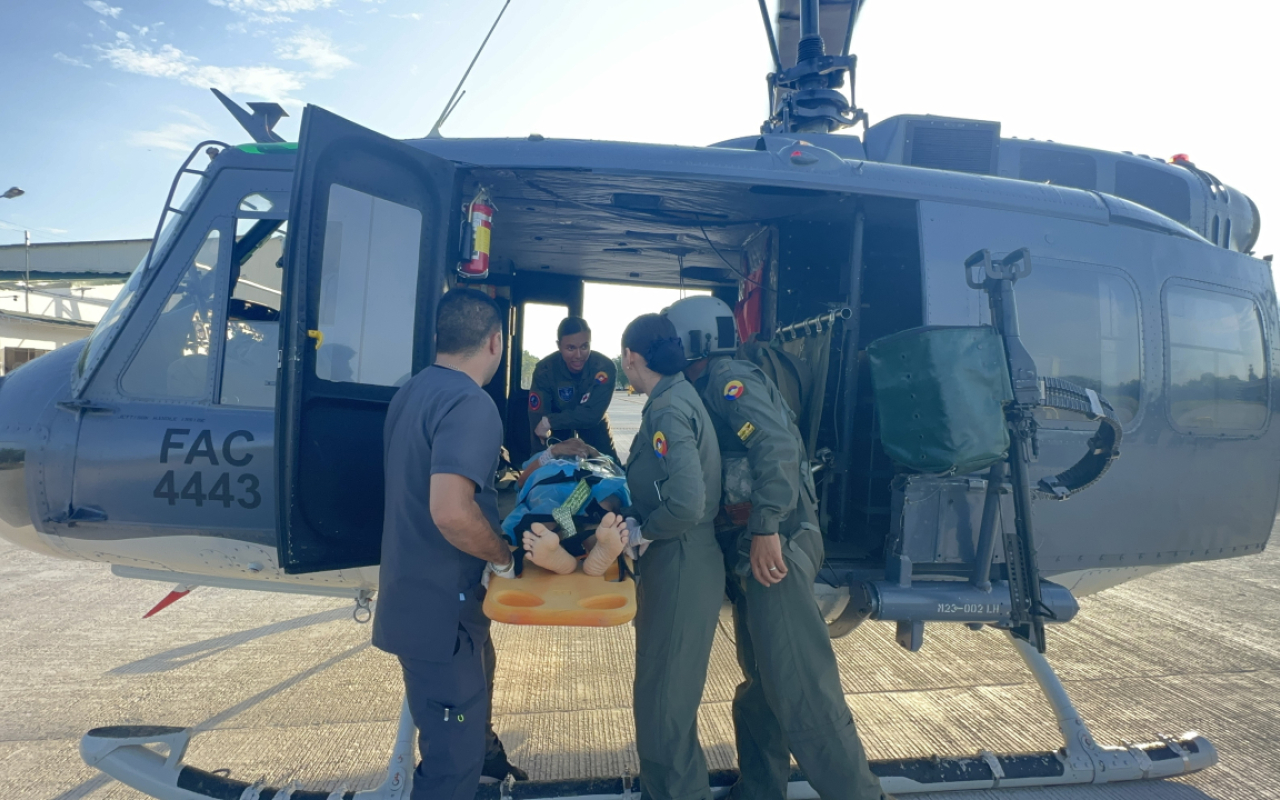 Dos adultos mayores afectados por derrumbe en Caldas fueron trasladados por su Fuerza Aérea