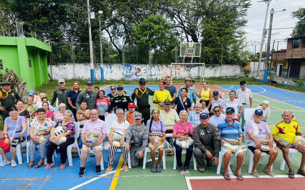 Adultos mayores de Puerto Salgar, Cundinamarca, vivieron una mañana de bienestar con su Fuerza Aeroespacial Colombiana 