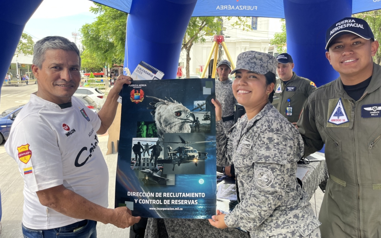 Junto a los habitantes del centro de La Dorada, Caldas se conmemoró los 104 años de la Fuerza Aeroespacial Colombiana 