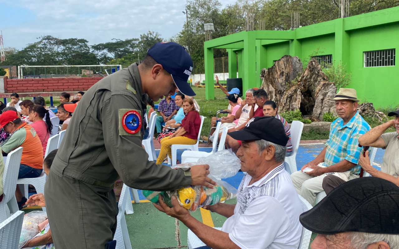 Adultos mayores de Puerto Salgar, Cundinamarca, vivieron una mañana de bienestar con su Fuerza Aeroespacial Colombiana 