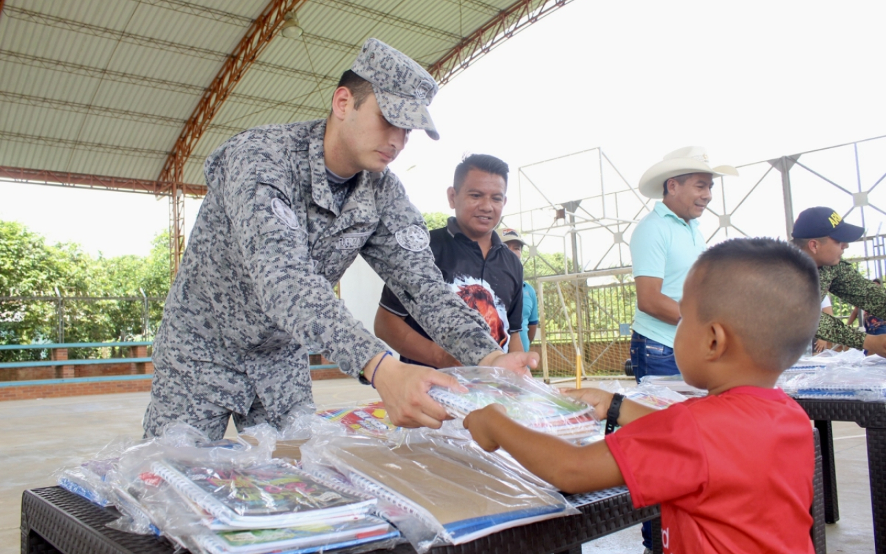 Entrega de kits escolares en el resguardo indígena El Duya, en Orocué, Casanare