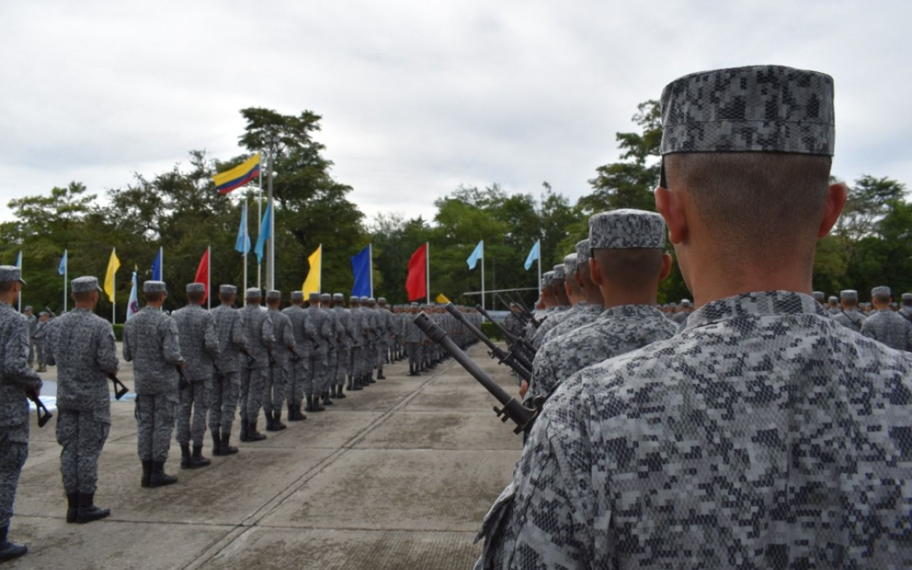 Después de dos años de pandemia por el COVID-19, las familias de los soldados de su Fuerza Aérea Colombiana, regresan a la ceremonia de juramento de bandera. 