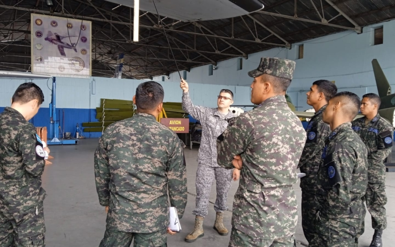 Inspectores de su Fuerza Aérea Colombiana, líderes en capacitación de mantenimiento aeronáutico en Centroamérica