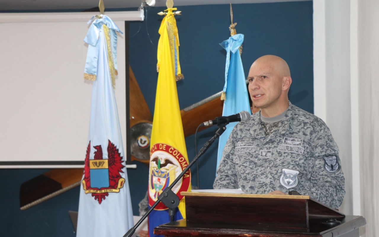 Soldados de la Fuerza Aérea Colombiana realizaron curso de conducción y recibieron su licencia en diferentes categorías