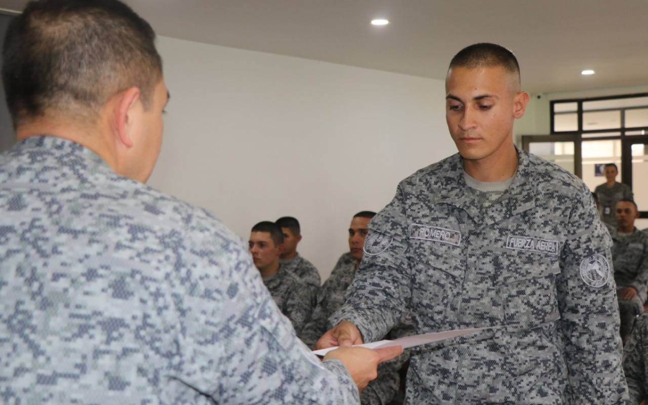 Soldados de la Fuerza Aérea Colombiana realizaron curso de conducción y recibieron su licencia en diferentes categorías