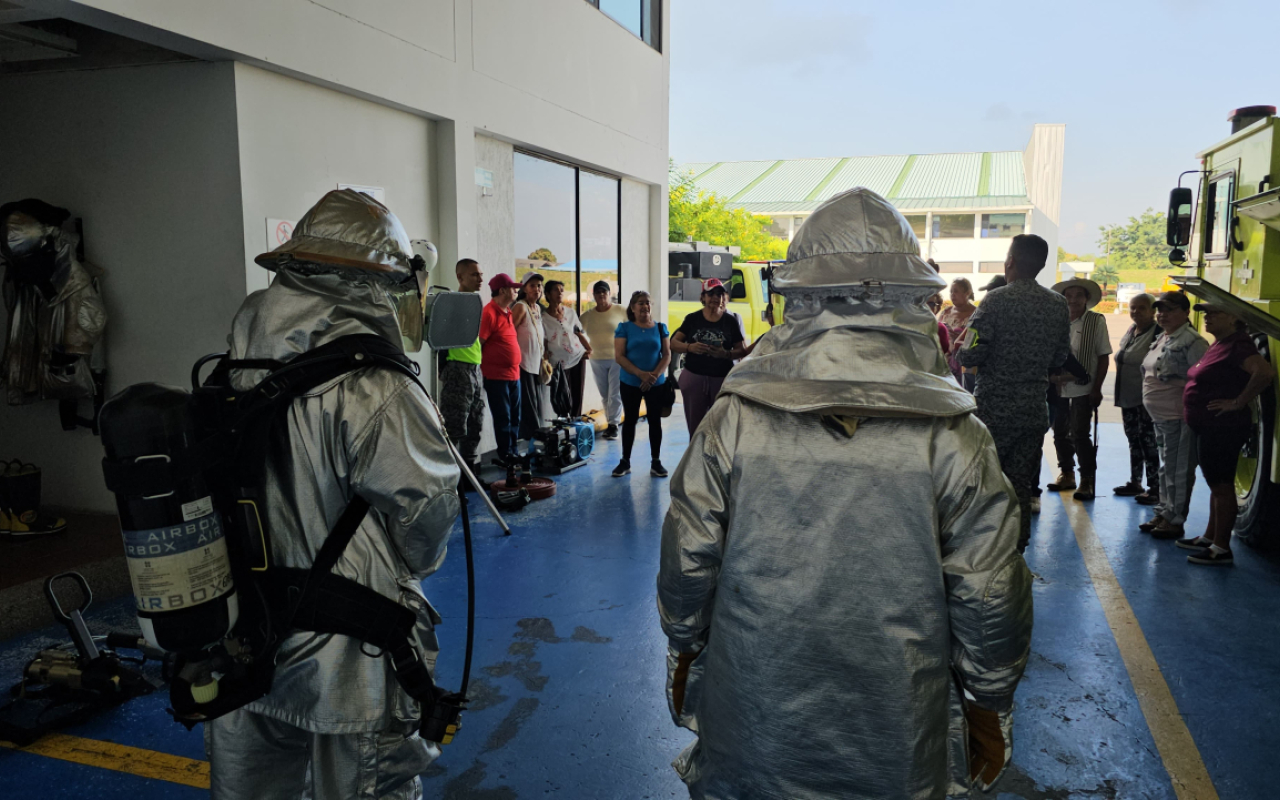 Como pilotos y bomberos aeronáuticos, adultos mayores vivieron experiencia inolvidable