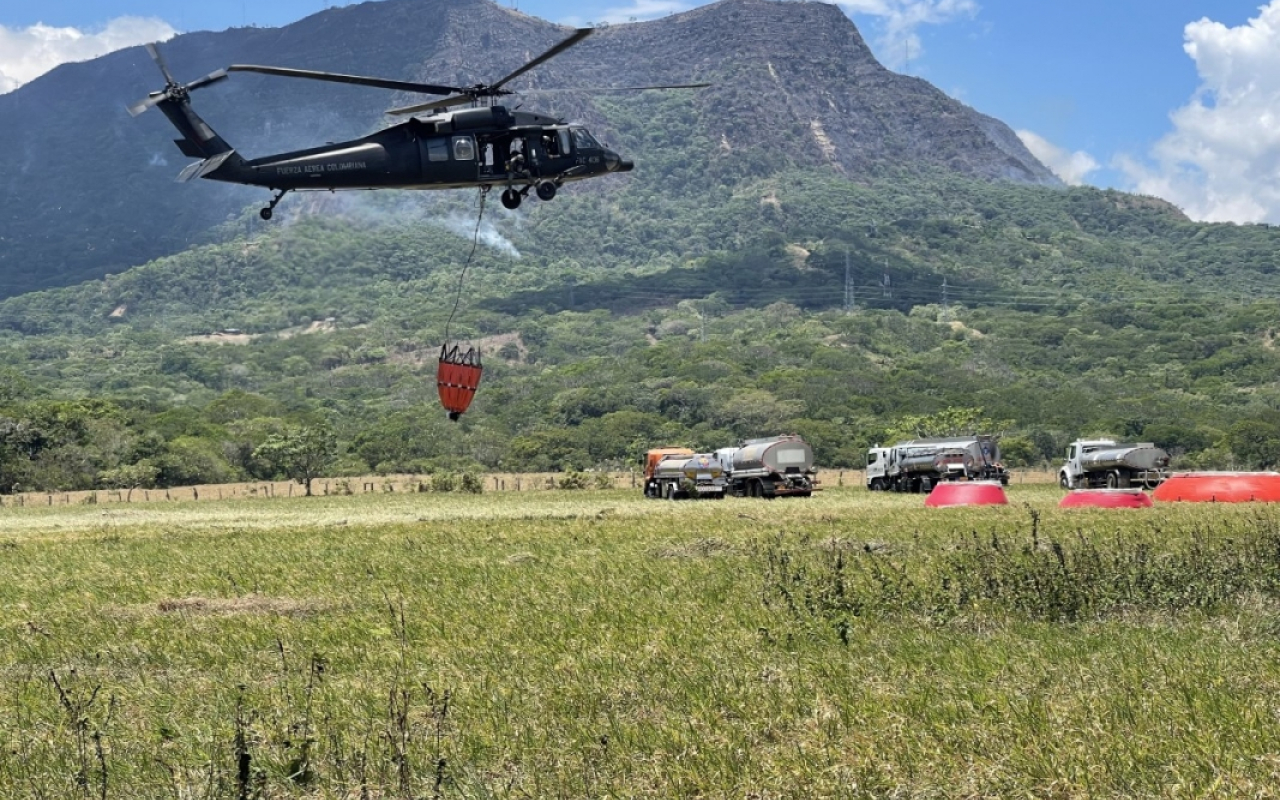 Continúan labores de mitigación de incendio en el cerro el Venado, con aeronaves de su Fuerza Aérea
