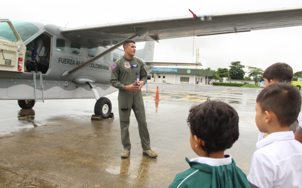 Niños y niñas de Yopal conocen las capacidades de su Fuerza Aérea