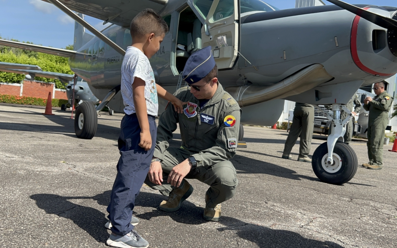 Niños de Yopal conocieron las capacidades de su Fuerza Aérea 