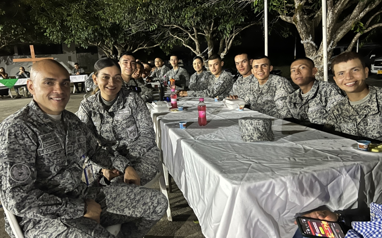 Soldados de su Fuerza Aérea celebran Año Nuevo dejando en alto el nombre de sus familias  