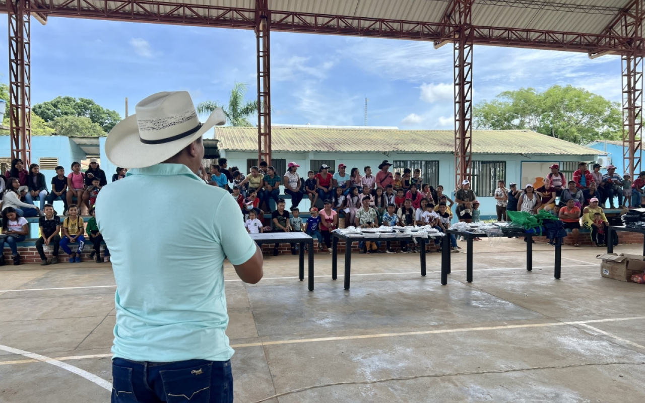 Entrega de kits escolares en el resguardo indígena El Duya, en Orocué, Casanare