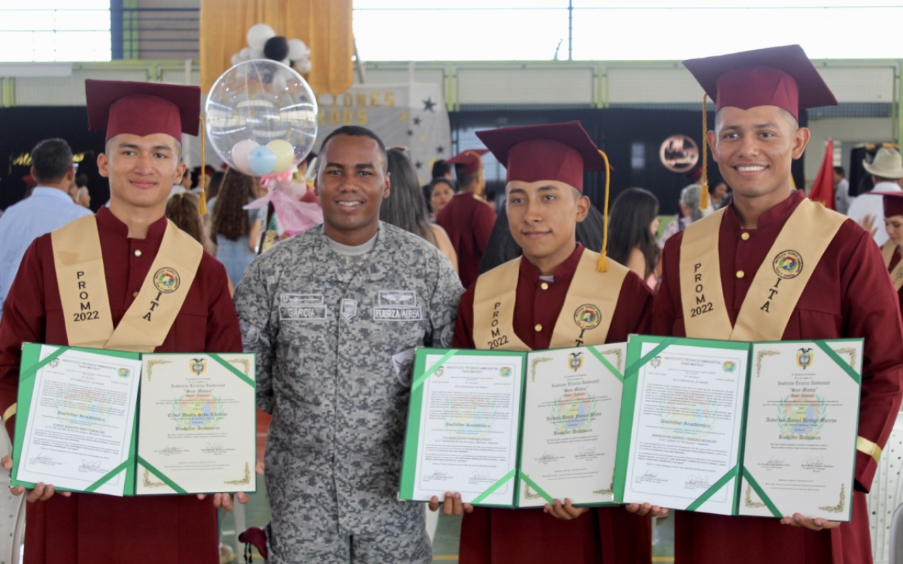 Soldados de su Fuerza Aérea reciben su título de Bachiller Académico