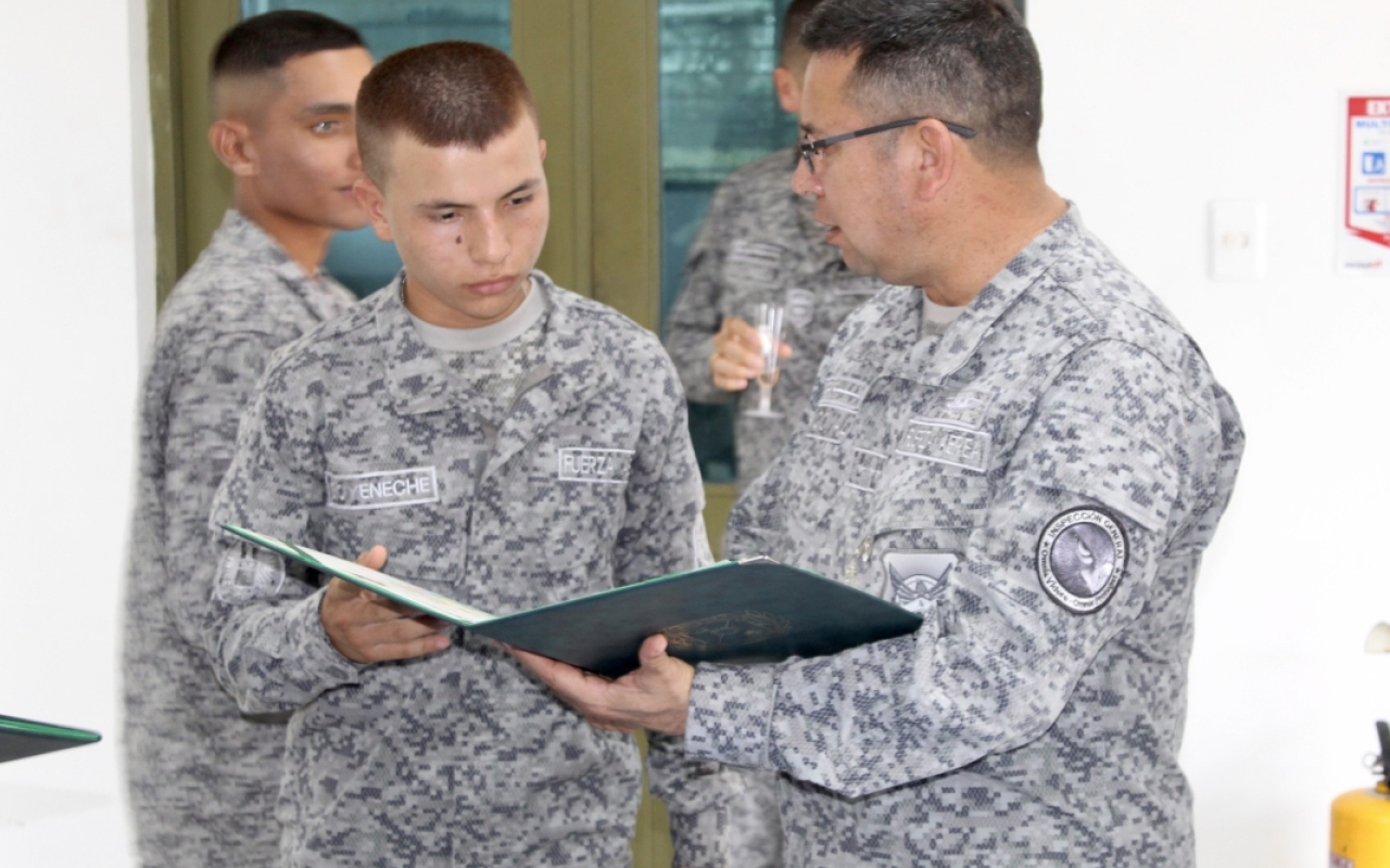 Soldados de su Fuerza Aérea reciben su título de Bachiller Académico