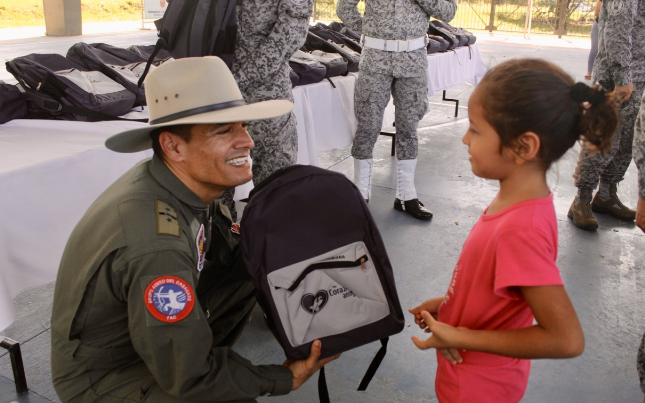 Entrega de kits escolares para niños y niñas de Yopal, gracias a su Fuerza Aérea 