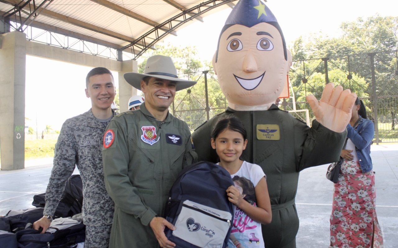 Entrega de kits escolares para niños y niñas de Yopal, gracias a su Fuerza Aérea 