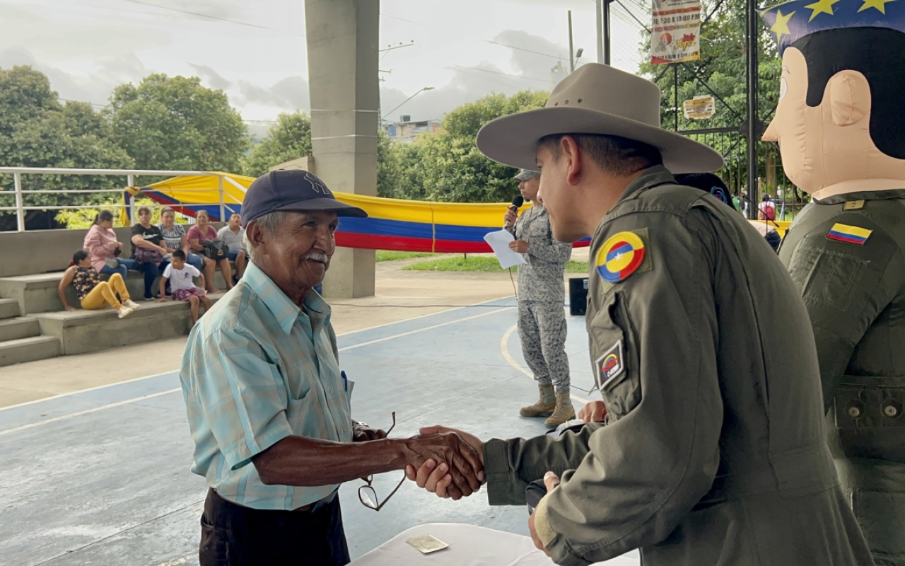 Actividades con las comunidades que más lo necesitan, compromiso de su Fuerza Aeroespacial Colombiana