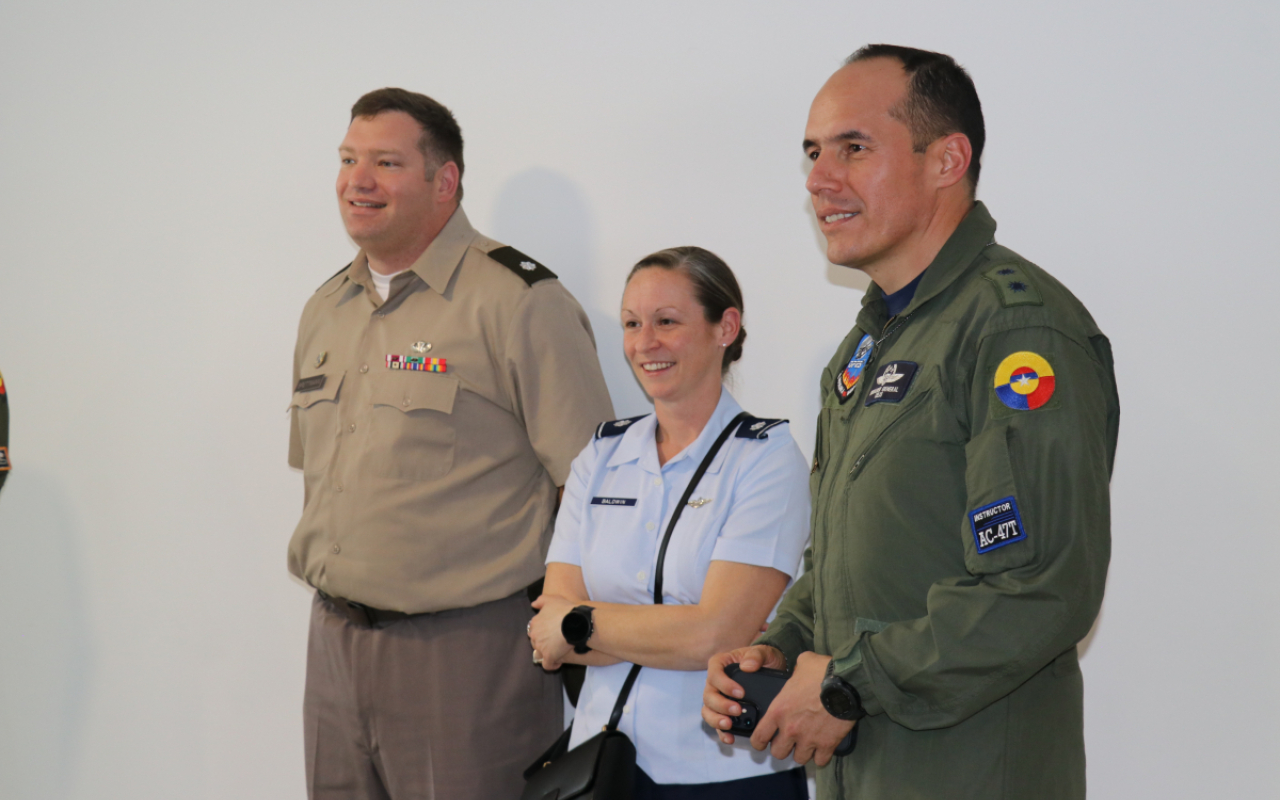 Integrantes de la Escuela Superior de Educación Militar Profesional de la Fuerza Aérea de los Estados Unidos conocieron capacidades de la FAC