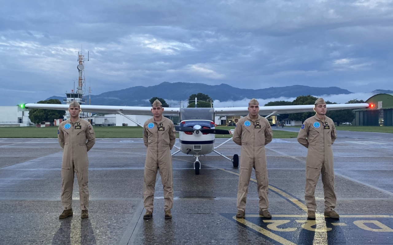 Personal de la Armada Nacional de Colombia, inicia cursos de piloto en “Escuela Internacional de Ala Fija”