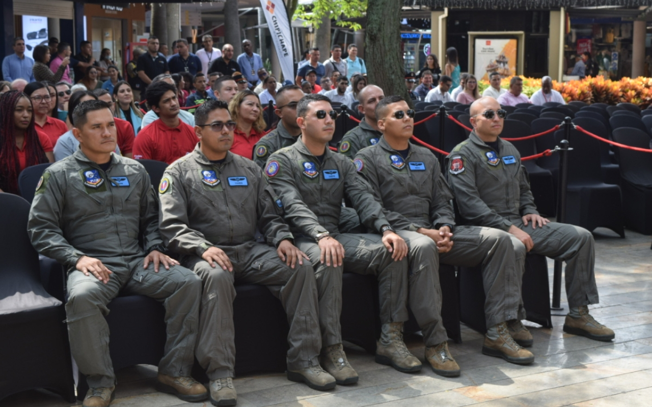 Tripulaciones de su Fuerza Aereoespacial Colombiana recibieron homenaje por su labor, en Cali