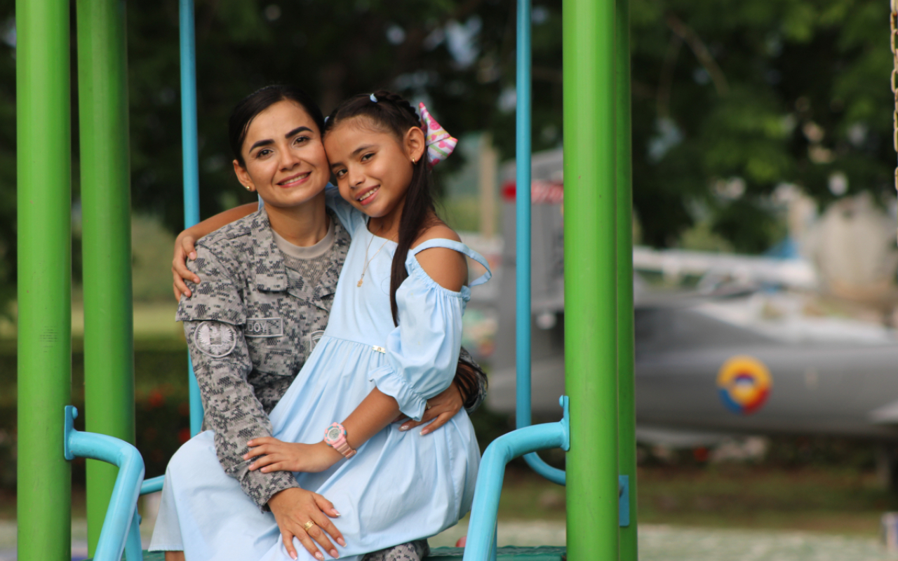 "Mi servicio a Colombia me impulsa a ser la mejor madre para mi hija"