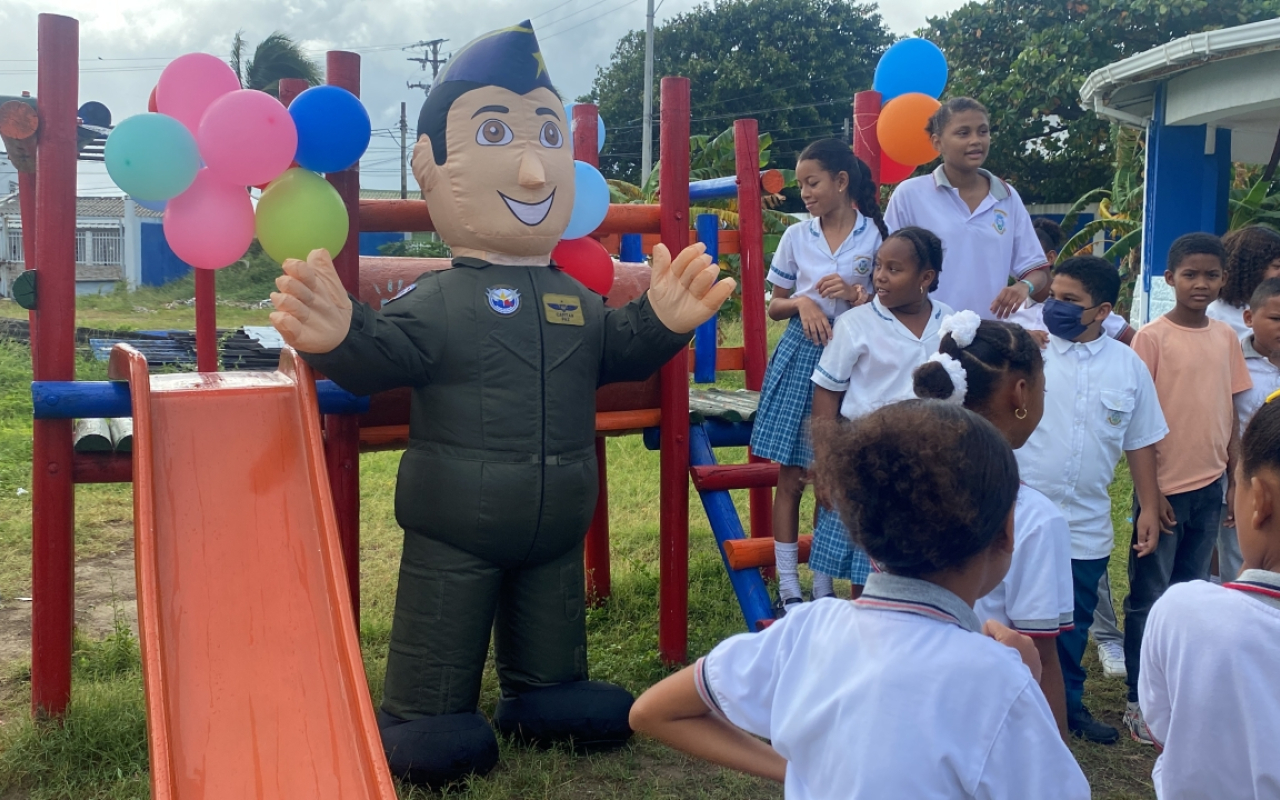  Colegio El Esfuerzo de San Andrés Isla, recibe parque recreativo por su Fuerza Aérea Colombiana