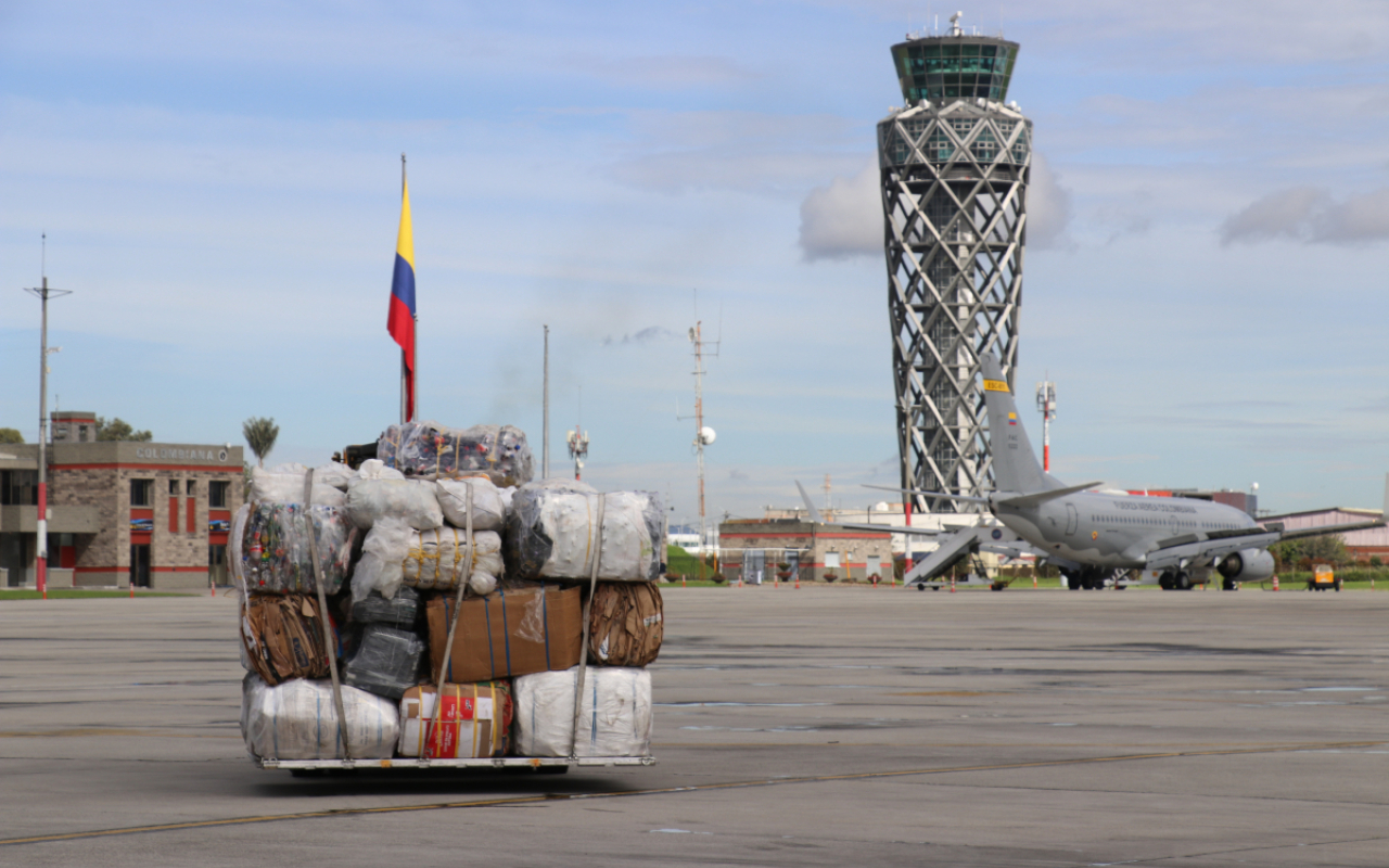 Material posconsumo y reciclable es transportado desde Leticia hasta Bogotá en aeronaves de la Fuerza Aérea Colombiana