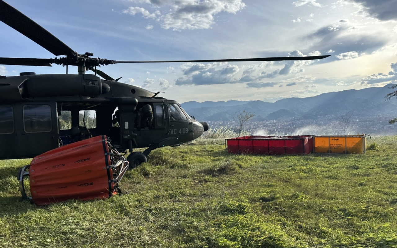 Continúan esfuerzos articulados para extinción de incendio en cerros de Medellín