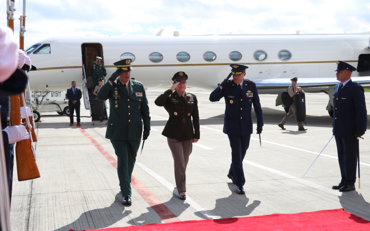 En medio de honores fue recibida la Comandante del Comando Sur de los Estados Unidos en Bogotá